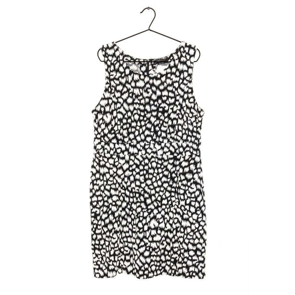 BCBGMAXAZRIA
Pre-owned Excellent Condition 
Day dress - black
Size Medium